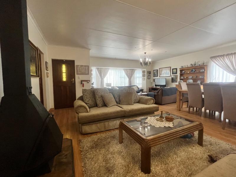 4 Bedroom Property for Sale in Fraaiuitsig Western Cape